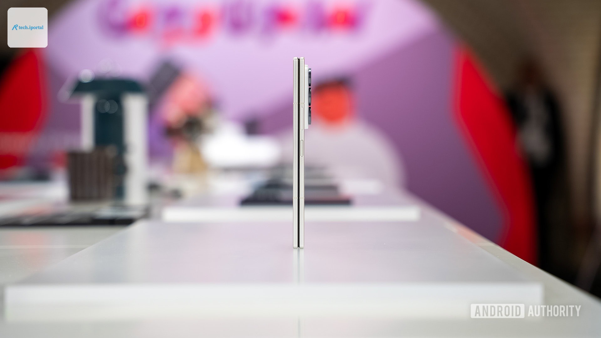 Galaxy Z Fold 8. ultra side on
