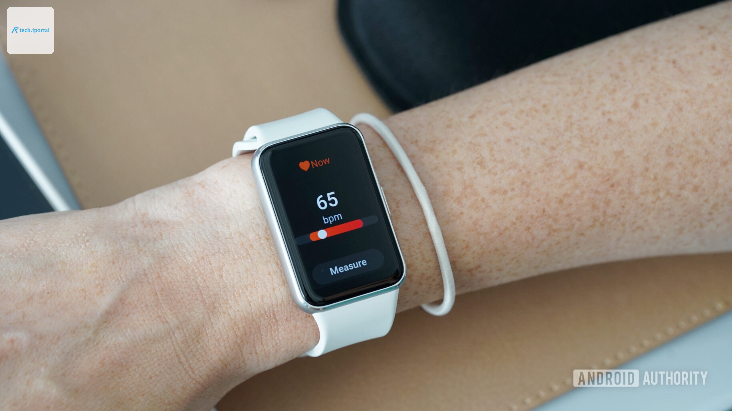 A Samsung Galaxy Fit 3 displays the heart rate tile.