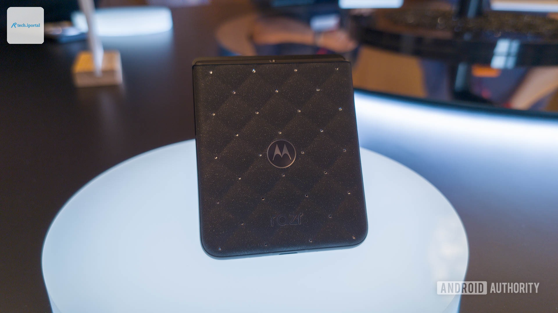 Motorola Razr (2026) with Crystals by Swarovski (6 of 6)