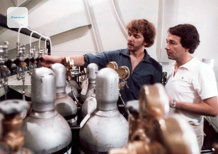 Exxon scientists Ed Garvey (left) and Richard Werthamer work aboard the company’s Esso Atlantic tanker researching the risks posed by carbon dioxide emissions. The project ran from 1979 to 1982. Credi