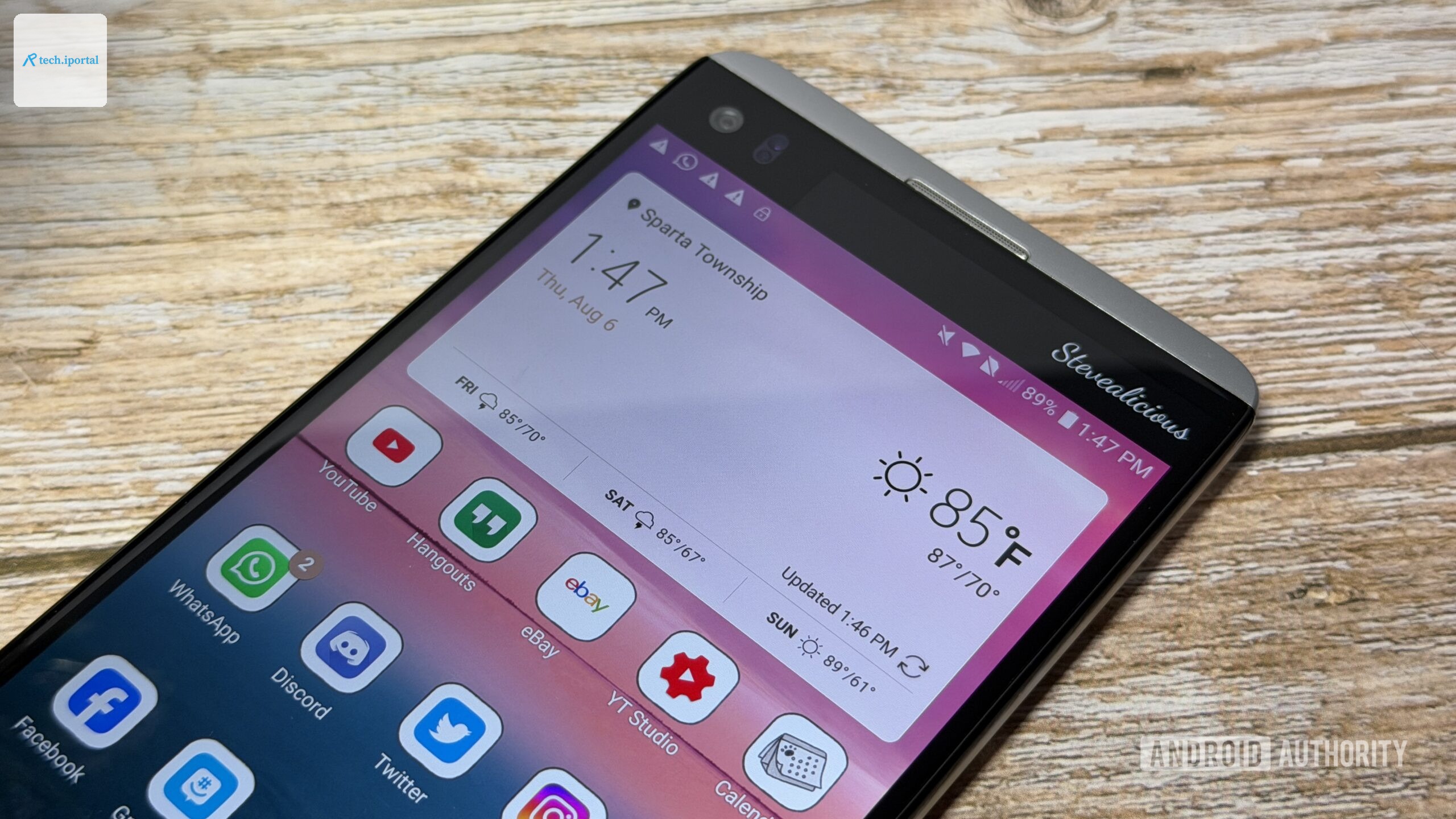 LG V20 secondary display