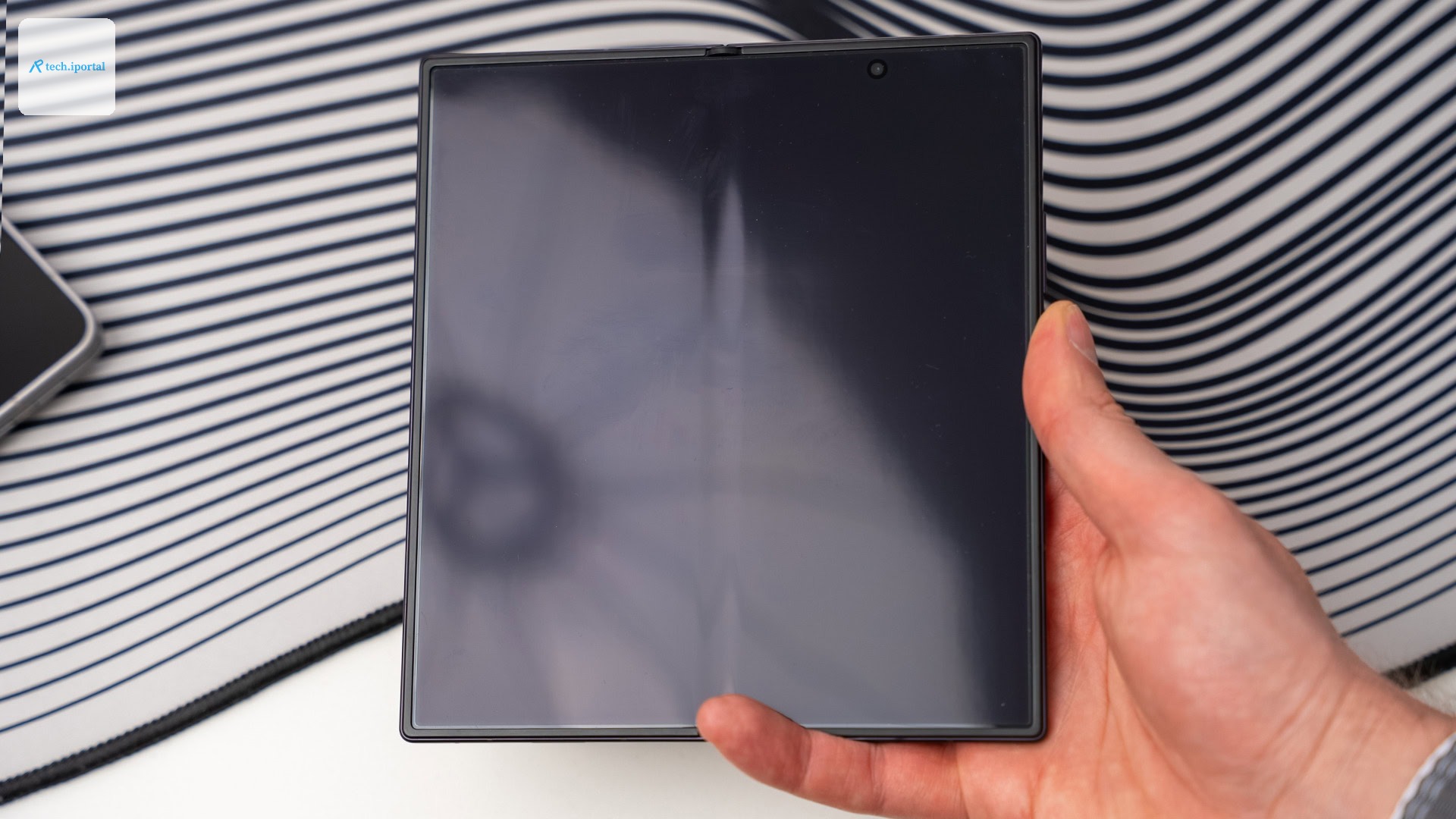 Z Fold 8 Ultra crease 2