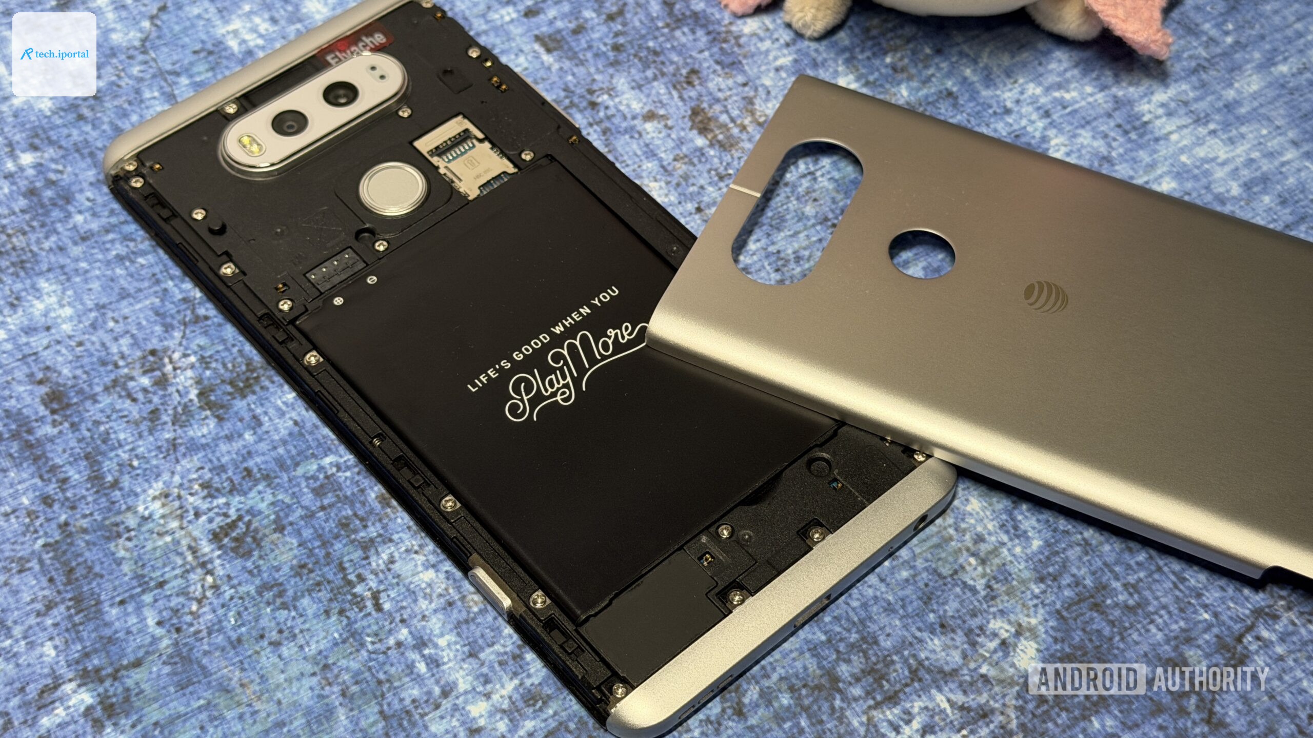 LG V20 battery compartment
