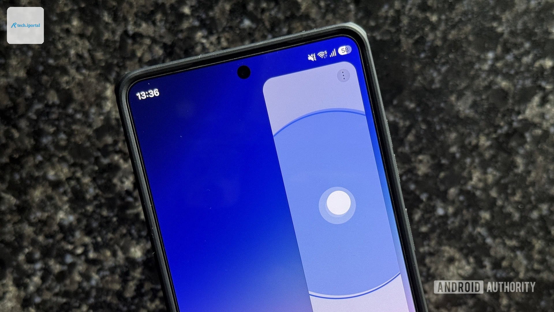 Samsung's built-in Surface Level tool on a Galaxy phone.