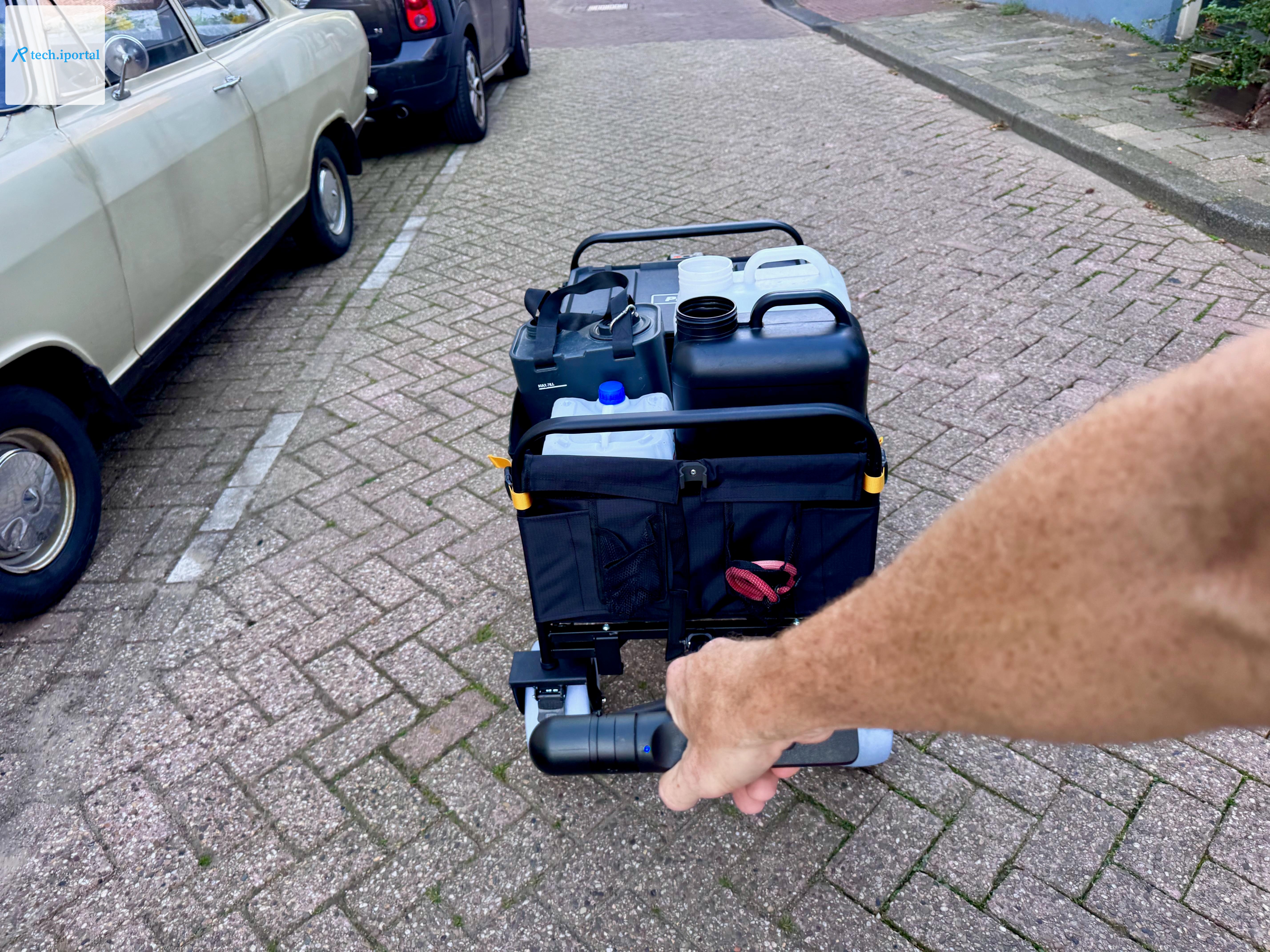 <em>A clever trigger under the handle makes powering the wagon intuitive.</em>