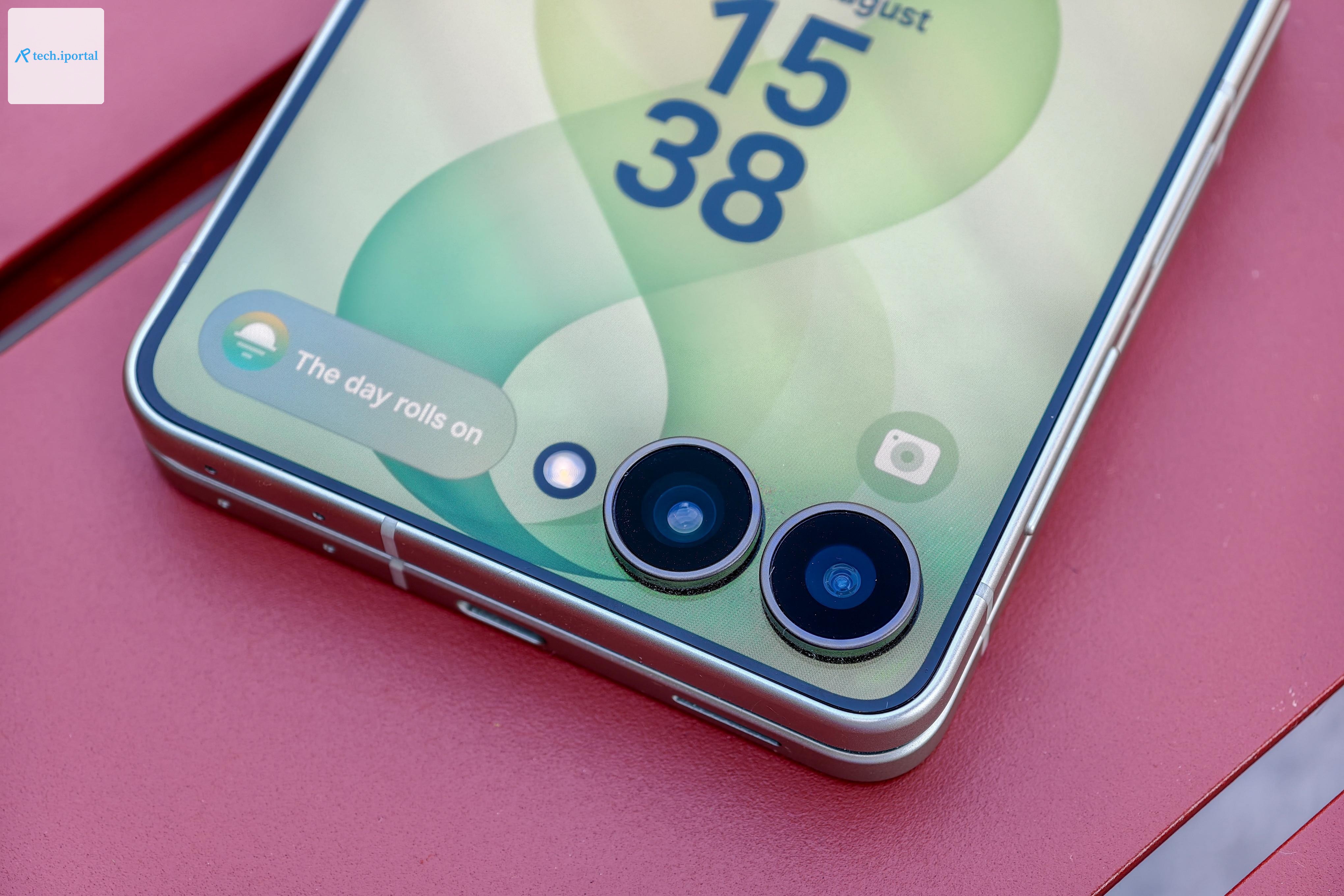 Like last year’s phone, the cover screen wraps around the cameras.