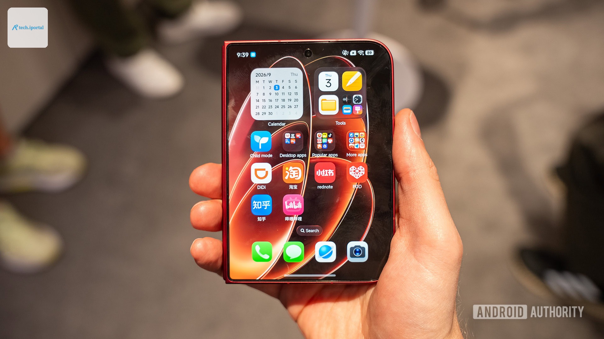 Xiaomi 18 Fold cover display in hand