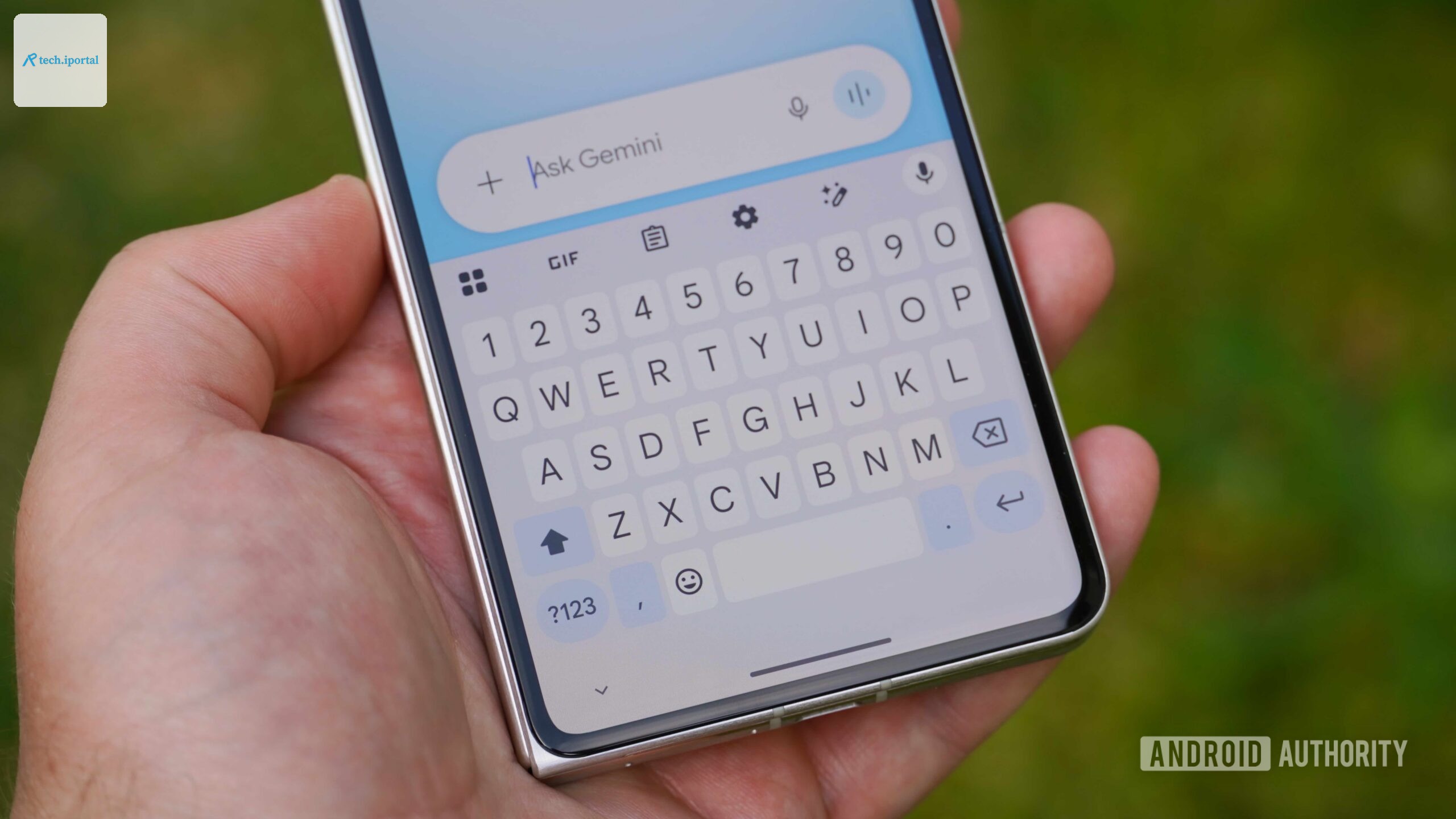 The new keyboard and text field in Gemini Neural Expressive.