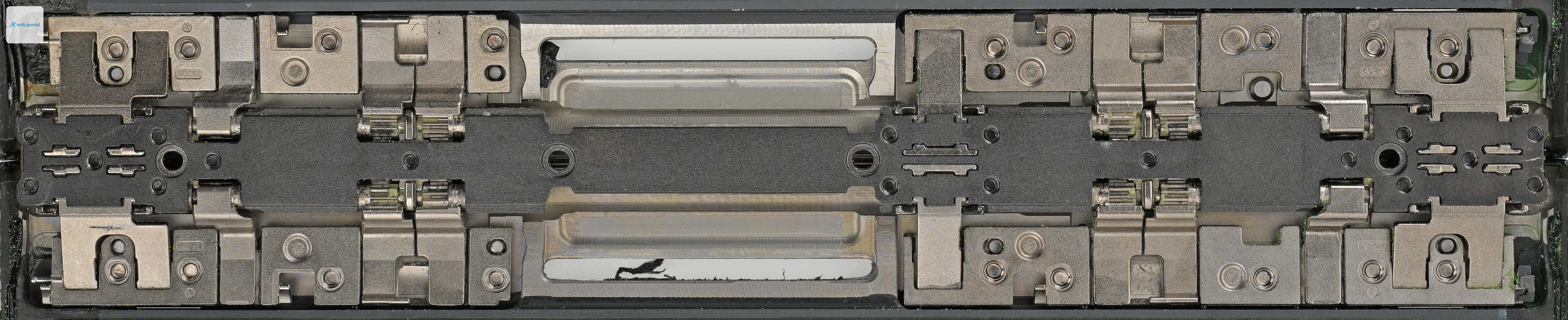 A closeup of the iPhone Duo’s hinge mechanism.