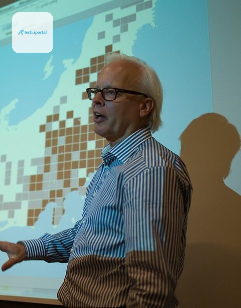 Ray Ozzie speaking in front of a projected map