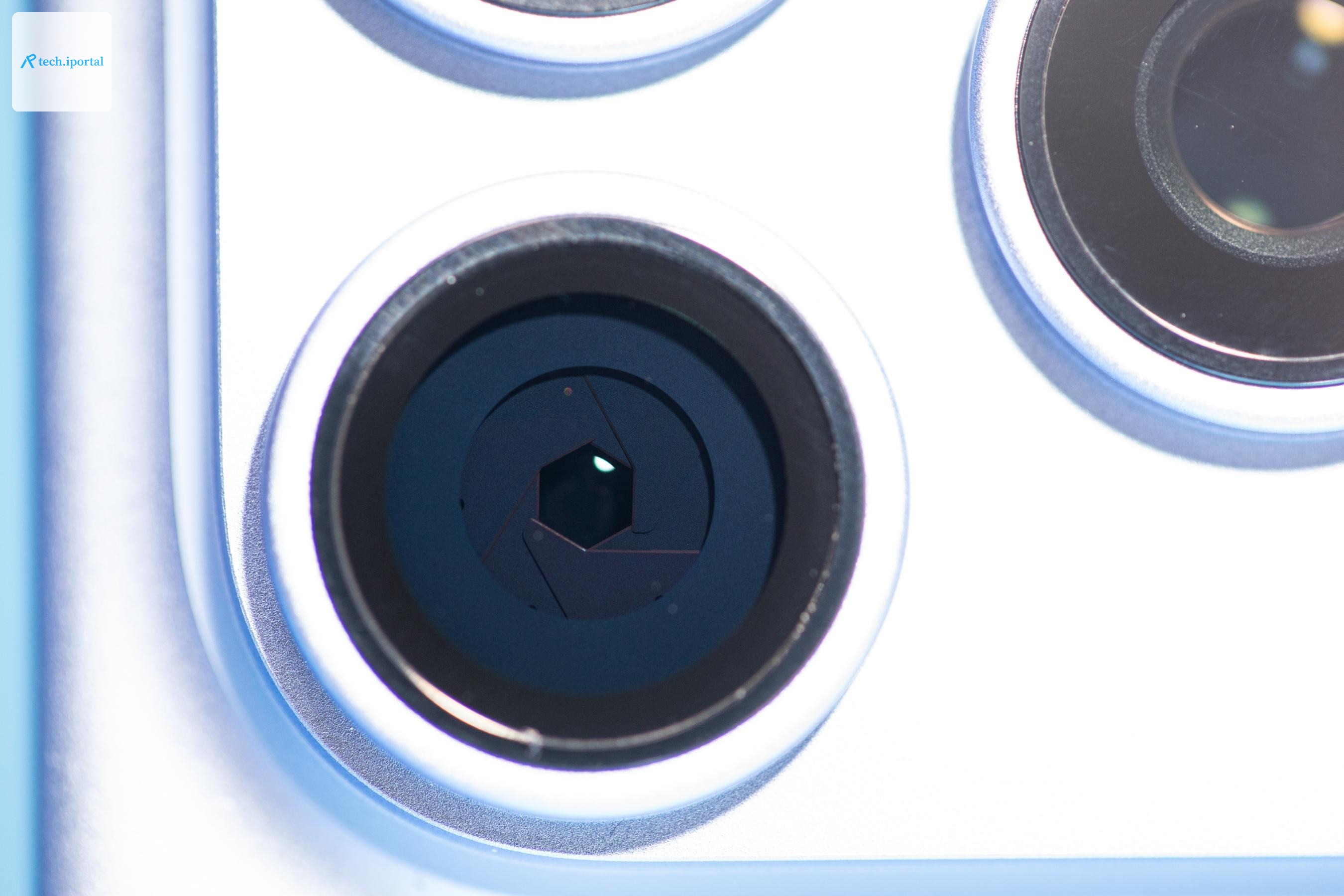 With the right lighting and the help of a macro lens you can see those aperture blades.