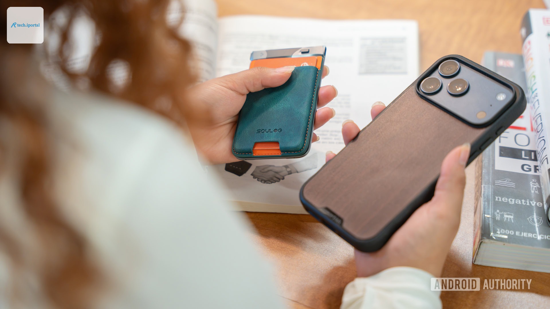 Woman using Soulog Sense and wallet 3
