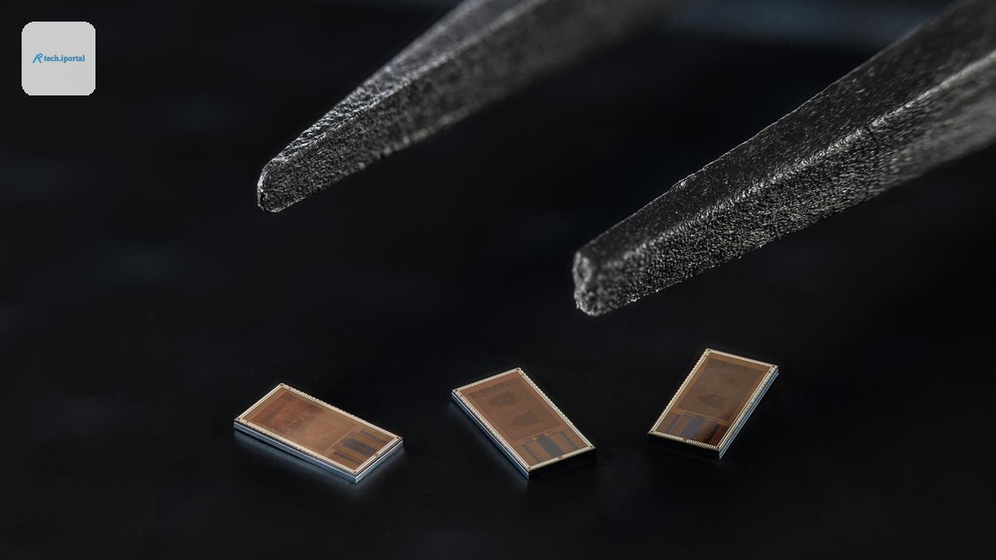 LogSync chips, measuring approximately 4x2 mm.  2026 EPFL / Lundi13 - CC-BY-SA 4.0