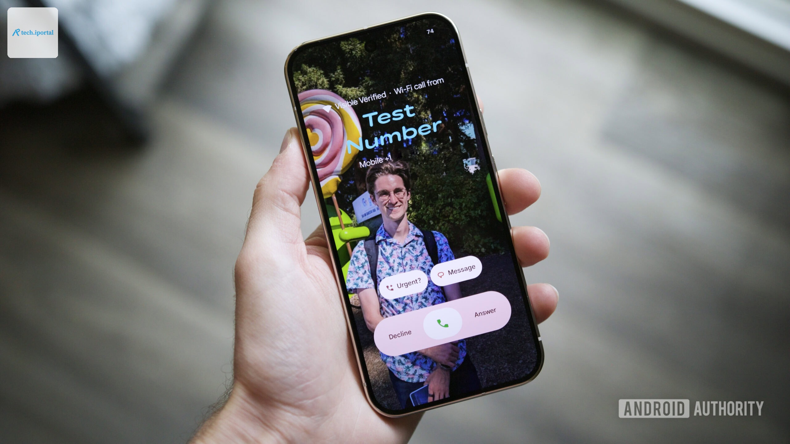 Incoming call screen with Google's Calling Cards.