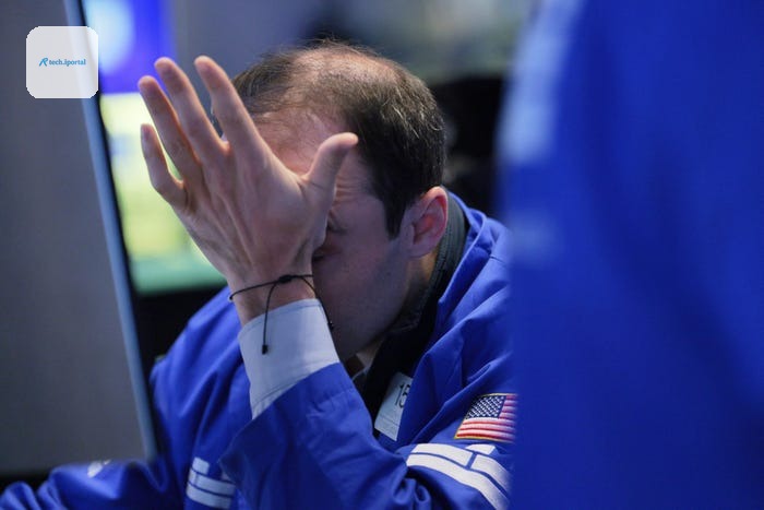 NEW YORK, NEW YORK - OCTOBER 21: Traders work on the floor of the New York Stock Exchange during morning trading on October 21, 2026 in New York City. Stocks continued to rise at opening a day after t