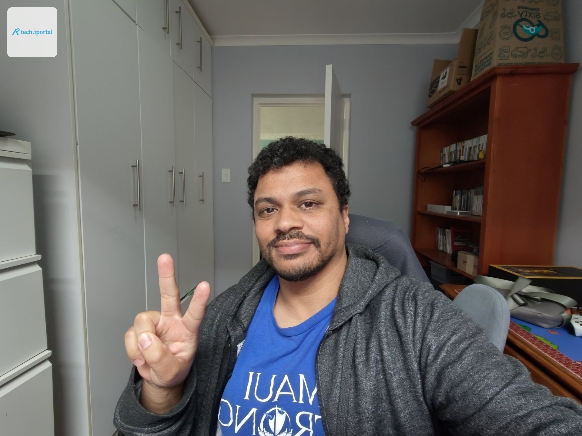 An ultrawide selfie taken with the OPPO Reno 16 Pro and Bubble screen.